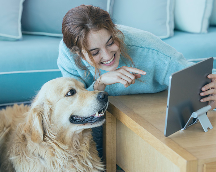 Mujer junto a su perro